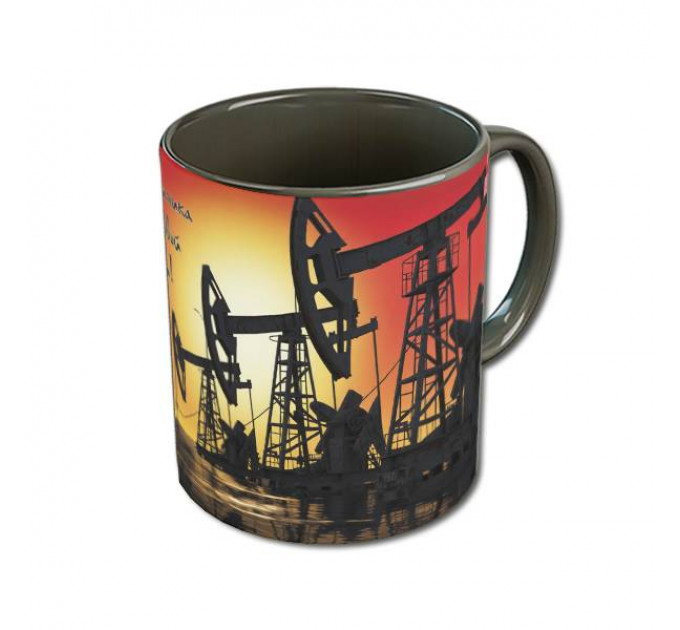 Кружка «День нефтяника» с нефтяными качалками – профессиональный подарок для работников нефтегазовой отрасли